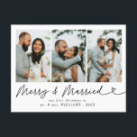 Moderne Vrolijk & Getrouwd Trouwfoto Kerstmis Feestdagenkaart<br><div class="desc">Verstuur feestelijke vakantie groeten met ons Modern Merry & Married Wedding Photo Christmas Holiday Briefkaart! Met een gekoesterde trouwfoto naast de vrolijke Merry & Married-boodschap in strakke, moderne typografie, legt dit briefkaart prachtig de warmte vast van je eerste vakantieseizoen als jonggehuwden. Het strakke, elegante ontwerp laat je foto schitteren, waardoor...</div>