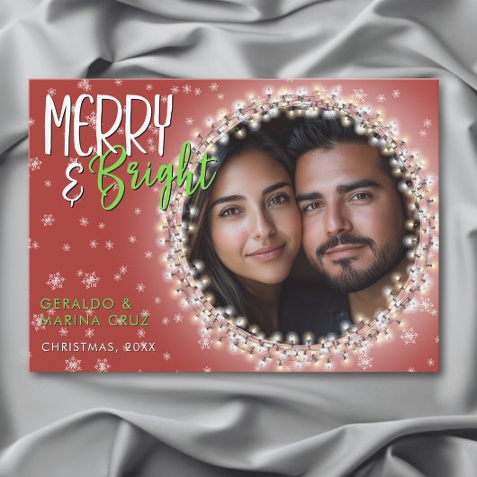 Moderne vrolijke en heldere kerstverlichting rood feestdagenkaart