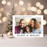 Moderne vrolijke heldere foto Kerstmis Feestdagenkaart<br><div class="desc">Minimale moderne kerstvakantie kaart met uw foto en "Merry & Bright" in stijlvolle typografie. Personaliseer met jouw naam en begroeting in eenvoudige typografie. Voeg op de achterkant twee extra foto's en een gepersonaliseerd bericht toe.</div>