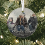 Moderne vrolijke & heldere kalligrafie familie fot glas ornament<br><div class="desc">Een creëer uw eigen eenvoudige en toch elegante typografie familie glas ornament. een perfecte herinnering memento ornament voor uw kerstgroeten om het moment voor altijd gevangen te houden. Dit unieke en chique ornament heeft een elegante, uitstekende typografie van de naam en het jaar van de familie, die beide aanpasbaar zijn...</div>