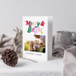 Moderne vrolijke & heldere kleurrijke heldere foto kaart<br><div class="desc">Stap in de kerstsfeer met onze Modern Merry & Bright Kleurrijke Retro Fotokaart! Deze kaart heeft een leuk patroon van vrolijk & helder geschreven in kleurrijke retro typografie, waardoor het perfect is voor alle kerstliefhebbers in je leven. Pas de voorkant van de kaart aan met uw favoriete kerstfoto en uw...</div>