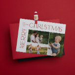 Moderne vrolijke kerst 3 foto rode typografie feestdagenkaart<br><div class="desc">'Dit is het seizoen om vrolijk te zijn! Dit vakantieseizoen, maak uw familiefeesten extra speciaal met deze verbluffend moderne maar feestelijke Modern Merry Christmas 3 Photo Red Typography Holiday Kaart. De perfecte manier om je liefde en warme wensen naar vrienden en familie te sturen dit feestelijke seizoen, deze prachtige kaart...</div>