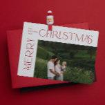 Moderne vrolijke kerst foto rode typografie feestdagenkaart<br><div class="desc">'Dit is het seizoen om vrolijk te zijn! Dit vakantieseizoen, maak uw familiefeesten extra speciaal met deze verbluffend moderne maar feestelijke Modern Merry Christmas Photo Red Typography Holiday Kaart. De perfecte manier om je liefde en warme wensen naar vrienden en familie te sturen dit feestelijke seizoen, deze prachtige kaart heeft...</div>