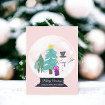 moderne vrolijke kerst snowglobe leuke illustratie feestdagenkaart<br><div class="desc">Vrolijk kerstsneeuw wereldbol schattige illustratie met de hand geschilderd groen,  roze,  witte kerstbomen,  sneeuw man,  geschenken in een wit wereldbol op een bewerkbare pastel blush roze.</div>