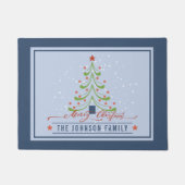 Moderne Vrolijke Kerstboom Familienaam Monogram Deurmat (Voorkant)