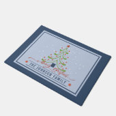 Moderne Vrolijke Kerstboom Familienaam Monogram Deurmat (Schuin)