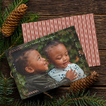 Moderne vrolijke kerstkaart één afbeelding kaart<br><div class="desc">Gebruik onze faux foil "Merry Kerstmis" en "Happy New Year"-fotokerstkaarten met één afbeelding om je vrienden en familie een prettig kerstfeest te wensen. Een coördinerende patroonbacker is inbegrepen. U kunt de strepen verwijderen en extra foto's toevoegen. Ga naar de sectie "Deze Sjabloon personaliseren" en klik onderaan op "Klik om verder...</div>