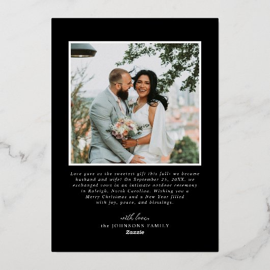 Moderne Vrolijke Pasgetrouwde Prettig Kerstfeest Folie Feestdagenkaart (Achterkant)