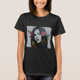 Moderne vrouwelijke kunstschattige dame die vriend t-shirt