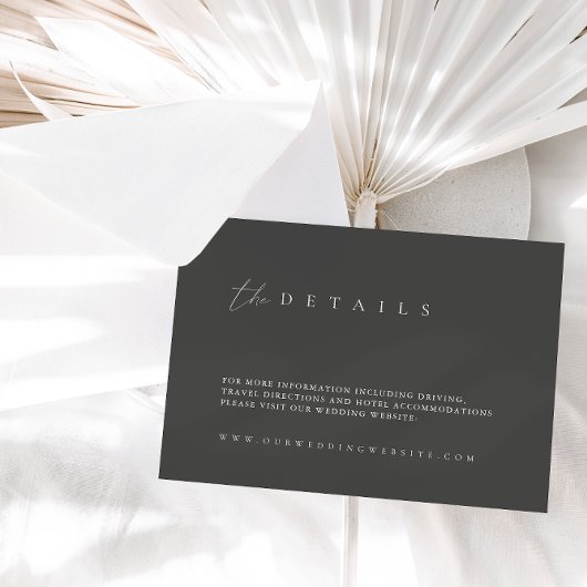 Moderne vuilnisbelt met grijze bruiloft informatiekaartje