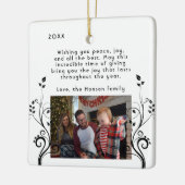 Moderne vuilnisfamilie met kerstfeest keramisch ornament (Links)