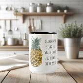 Moderne Waterverf ananas & positieve funny Quote Tweekleurige Koffiemok