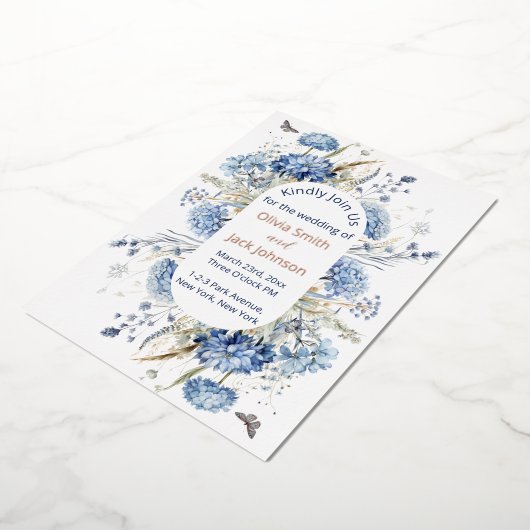 Moderne Waterverf Blauwe Wildbloemen Bruiloft Folie Uitnodiging (Gedraaid)