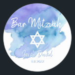 Moderne Waterverf Blue Star Bat Bar Mitzvah Ronde Sticker<br><div class="desc">Voeg deze prachtige kleine ronde envelop sticker zegels Jewish Bat of Bar Mitzvah (bellen naar de Torah) aan uw uitnodigingen, enveloppen, bedankkaarten of een ander item zoals dank u geschenken of gunsten. Voor jongen of meisje. Modern Trendy wit script kalligrafie letters design. Waterverf achtergrond in blauw, blauwgroen, turquoise, violette tinten....</div>