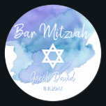 Moderne Waterverf Blue Star Bat Bar Mitzvah Ronde Sticker<br><div class="desc">Voeg deze prachtige kleine ronde envelop sticker zegels Jewish Bat of Bar Mitzvah (bellen naar de Torah) aan uw uitnodigingen, enveloppen, bedankkaarten of een ander item zoals dank u geschenken of gunsten. Voor jongen of meisje. Modern Trendy wit script kalligrafie letters design. Waterverf achtergrond in blauw, blauwgroen, turquoise, violette tinten....</div>