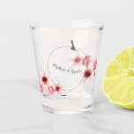 Moderne Waterverf Kersenbloesem Bloesem Huwelijk Shot Glas<br><div class="desc">Een beschilderde waterverf kersenbloesem schoot glasgunst voor de bruid en bruidegom voor hun bruiloft sake toast of san ku doen. Een Japanse huwelijkstraditie.</div>