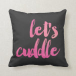 Moderne Waterverf Laten we de decoratieve piloot u Kussen<br><div class="desc">De typografie van de waterverf in helder roze en koraal luidt "Let's Cuddle".  Solide waterverf op de achterzijde.  De achtergrondkleur kan aan om het even welke kleur worden aangepast u zou houden van (getoond: houtskool).  Sweet,  leuk,  kleurrijk - perfect!</div>