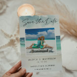 Moderne Waterverf Ocean Beach Foto Save the Date<br><div class="desc">Waterverf Ocean Beach Photo Save the Date - Een prachtige,  waterverf Save the Date met een turquoise oceaan en een wit zandstrand. De achterkant van de Save the Date bevat een foto van het gelukkige paar en een QR-code die naar uw trouwwebsite leidt.</div>