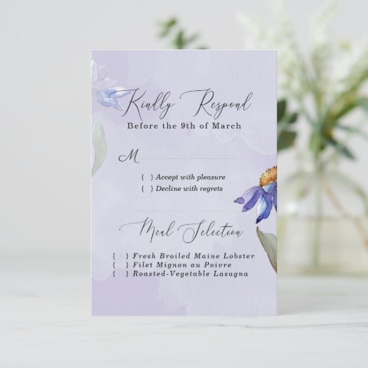 Moderne Waterverf Paarse Daisy Wedding / Event RSVP Kaartje (Staand voorkant)