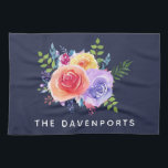 Moderne Waterverf Rozen Floral Bouquet Theedoek<br><div class="desc">Aangepersonaliseerde keukenhanddoek met een mooi boekje van waterverf rozen met sprigs,  bladeren en takken allemaal samen in een kleurrijke florale schikking. Navy blue background.</div>