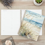 Moderne Waterverf Seaside Beach Kust Persoonlijk Planner<br><div class="desc">Houd uw dagelijkse schema in stijl met dit strand thema ontwerp. Dit eenvoudige ontwerp is voorzien van een prachtig waterverf ontwerp,  met zacht getij zachtjes wassen op een zandkust en delicate zeeen grassen. Perfect voor de strandliefhebber. Creëer door Simply Farmhouse Press.</div>