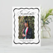 Moderne Wavy Script Photo Graduation Party Kaart (Staand voorkant)