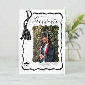 Moderne Wavy Script Photo Graduation Party Kaart (Staand voorkant)