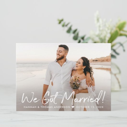 Moderne We Got Married witte script trouwfoto Aankondiging (Staand voorkant)