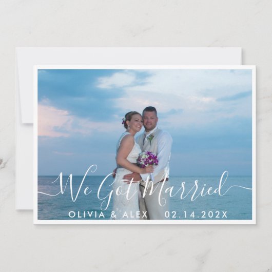 Moderne 'We Zijn Getrouwd' Witte Script Trouwfoto Aankondiging (Voorkant)