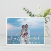 Moderne 'We Zijn Getrouwd' Witte Script Trouwfoto Aankondiging (Staand voorkant)