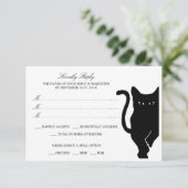 Moderne Whimsical Black Cat bruiloft RSVP (Staand voorkant)