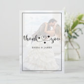 Moderne Whimsical Calligraphy Overlay Photo Weddin Bedankkaart (Staand voorkant)