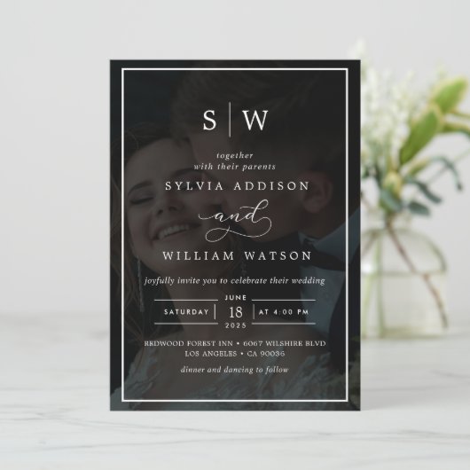 Moderne Whimsical Calligraphy Overlay Photo Weddin Kaart (Staand voorkant)