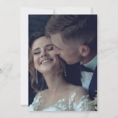 Moderne Whimsical Calligraphy Overlay Photo Weddin Kaart (Achterkant)