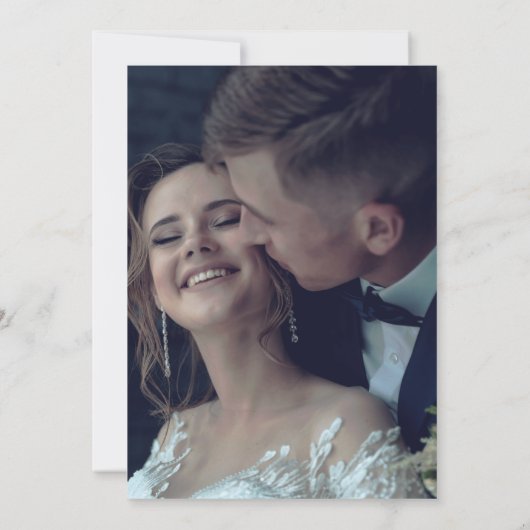 Moderne Whimsical Calligraphy Overlay Photo Weddin Kaart (Achterkant)