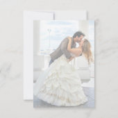 Moderne Whimsical Calligraphy Overlay Photo Weddin RSVP Kaartje (Achterkant)