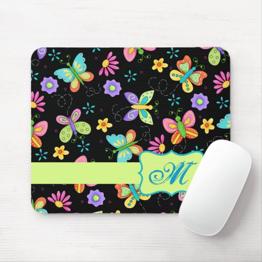Moderne Whimsy Butterflies op zwart Monogram Muismat (Met muis)