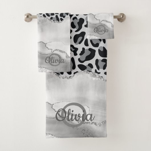 Moderne White Agate Silver Monogram Leopard Print Bad Handdoek (Insitu)