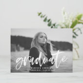 Moderne White Brush Script Graduparty Kaart (Staand voorkant)