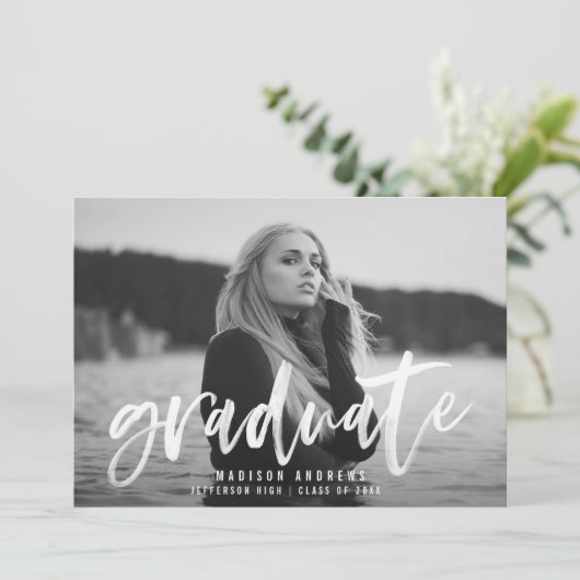Moderne White Brush Script Graduparty Kaart (Staand voorkant)