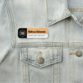 Moderne White Peach Black Employee Company Logo Naamplaatje (In situ)