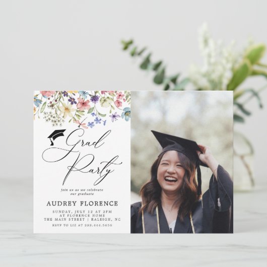 Moderne Wildbloemen Bloemen Foto Graduation Party Kaart (Staand voorkant)
