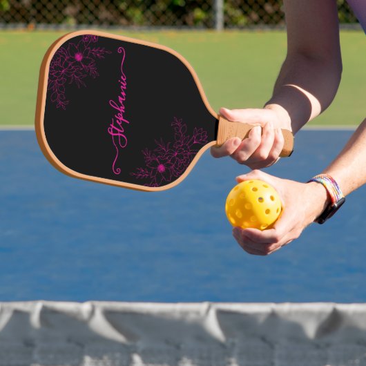 Moderne Wilde Bloem Zwarte Roze Script Naam Bloems Pickleball Paddle (Insitu)