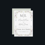 Moderne Wilde Bloemen Monogram Groene Trouwdag Save The Date<br><div class="desc">Mooie eenvoudige en zoete wilde bloemen creëren een subtiele lijst rond deze mooie 'Save the Date' trouwkaart.  Pastel saliegroene achtergrond.  Voeg uw initiële monogrammen toe aan de bovenkant van deze mooie herinneringskaart.</div>
