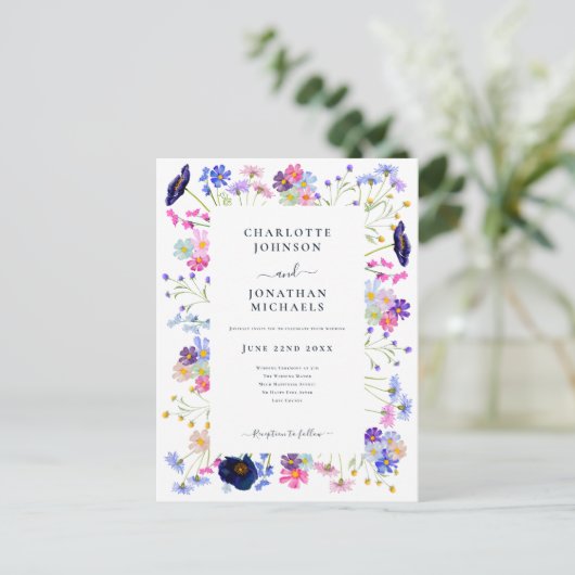 Moderne Wilde Bloemen Navy Blauwe Trouwdag Uitnodiging Briefkaart (Staand voorkant)