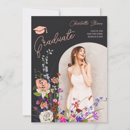 Moderne wilde bloemen script foto donker afstudere aankondiging (Voorkant)