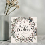 Moderne Wildflower Bladblad Krans Script Kerstmis Feestdagenkaart<br><div class="desc">Welkom op de feestdagen - met een perfecte minimale vakantie flair! Onze Modern Minimal Wildflower Foliage Wreath Script Christmas Kaart is de perfecte manier om te delen in wat feestelijke vrolijkheid dit vakantieseizoen. Het draait allemaal om moderne minimalistische esthetiek met warme, aardse tinten van gedempte kleuren, met een prachtige handgetekende...</div>