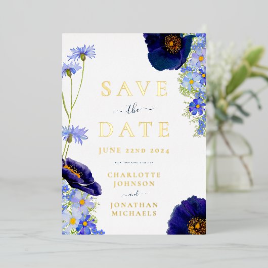 Moderne Wildflower Bruiloft Blauw en Goud Folie Uitnodiging (Staand Voorkant)