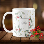 Moderne Winter Vakantie Botanicals Goud Monogram Koffiemok<br><div class="desc">Drink uw koffie in stijl met deze chique mok met uw monogram omlijst door een winterachtig rood bessen botanisch patroon geaccentueerd door faux gouden glitter polka dots. Leuk en feestelijk - de perfecte mok voor het geven van vakantiegiften.</div>
