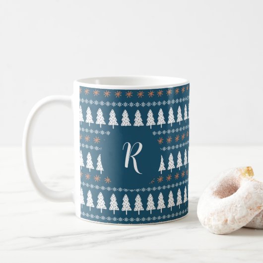 Moderne winterkerstboompatroonmonogram blauw koffiemok (Met donut)